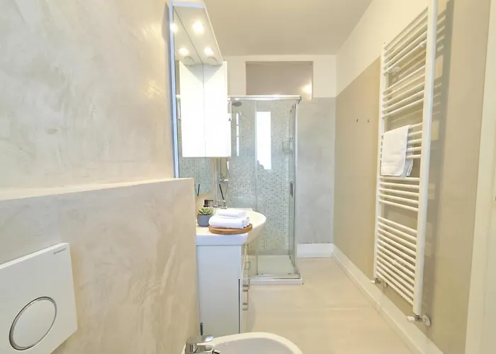 Courtyard & Balconies Como